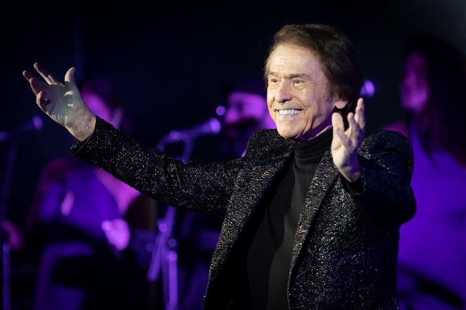 NuestroRaphael_'s tweet photo. "El Diario de Cadiz" habla con @RAPHAELartista  
@diariocadiz  
https://t.co/R2tneUN5xb https://t.co/UTn4kxPQYw