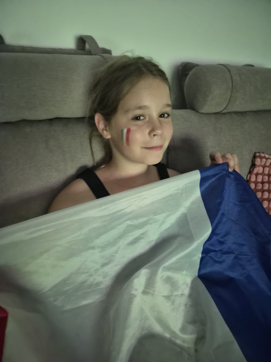 les_bidous's tweet photo. Elle n’a que 9 ans mais elle veille pour vous supporter et pendant 90min elle commente et vit le match comme si sa vie en dependait #allezlesbleus #FRASWE https://t.co/yNBwuHj46P