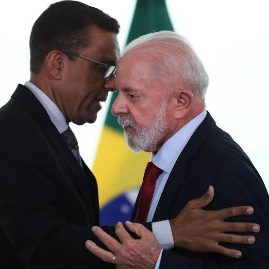 ReinischRonei's tweet photo. @LINDOMARDAFAUST @OtoniDepFederal Olha quem cochichou no ouvido dele 🤣 https://t.co/ZnkS8YUrWx
