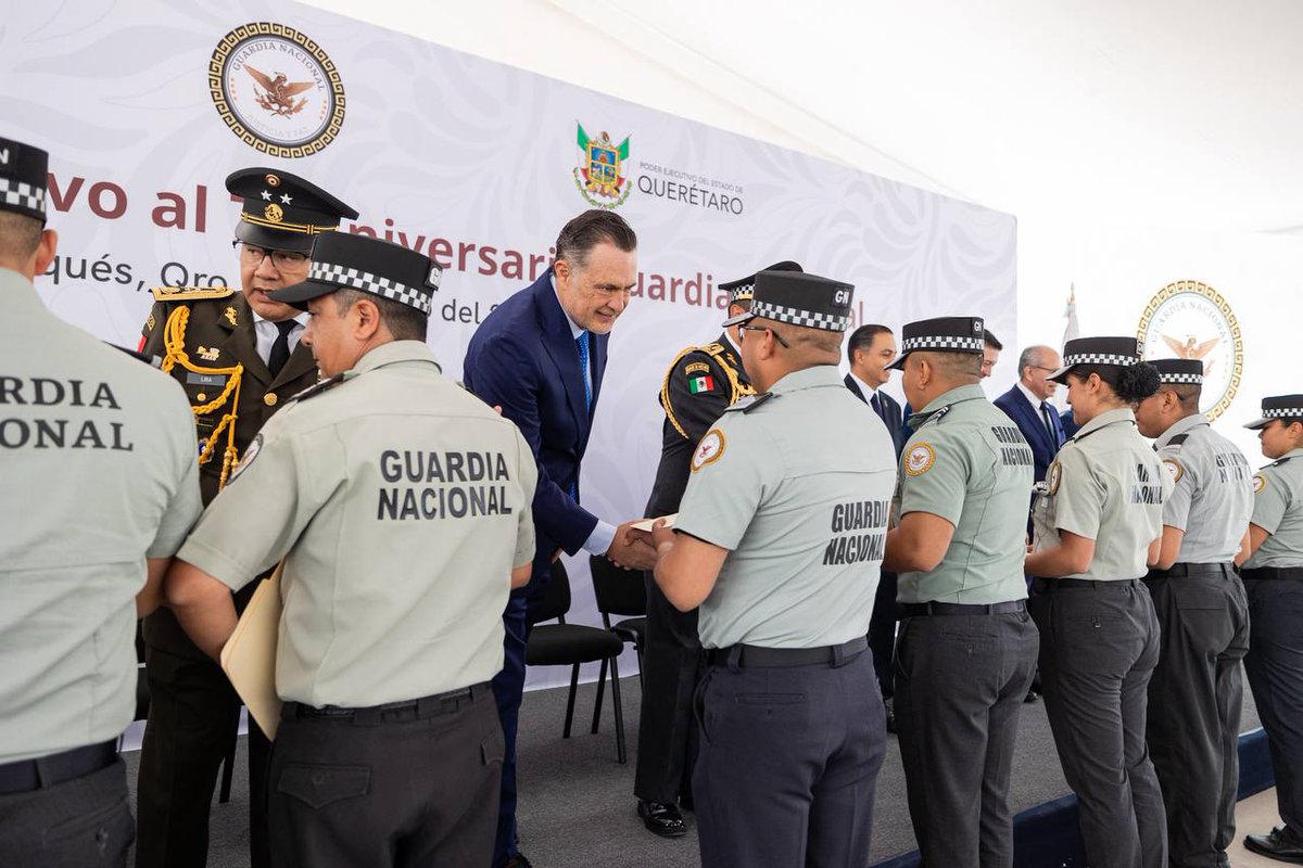 gobqro's tweet photo. El Gobernador @makugo participó en el acto conmemorativo por el séptimo aniversario de la creación de la Guardia Nacional, reconociendo la labor y consolidación de esta institución, así como el desempeño, compromiso y vocación de servicio de sus integrantes, en el fortalecimiento de la seguridad de #Querétaro y todo México.