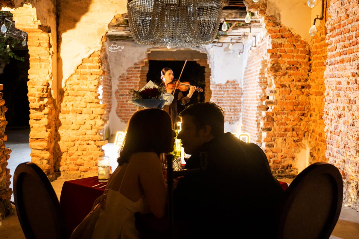 CenasGdl's tweet photo. La música perfecta para ambientar el momento más Romántico 🎻🥰

#cenasromanticasgdl 
#Cenasromanticasguadalajara 
#lugaresromanticos https://t.co/R9IZT5JYZi