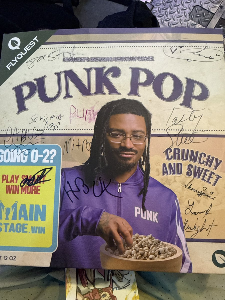 ImDaROCCKK's tweet photo. Thank you, @DabuzSenpai @Tasty_Steve @cielle_amour @LiquidHbox @LordKnightBB @ThaJawDropper @PunkDaGod @SonicFox @sherryjenix @thisislijoe @801_Gustavo  for the signatures. It was so fun meeting you! 😭 https://t.co/xtgKzM6IvU