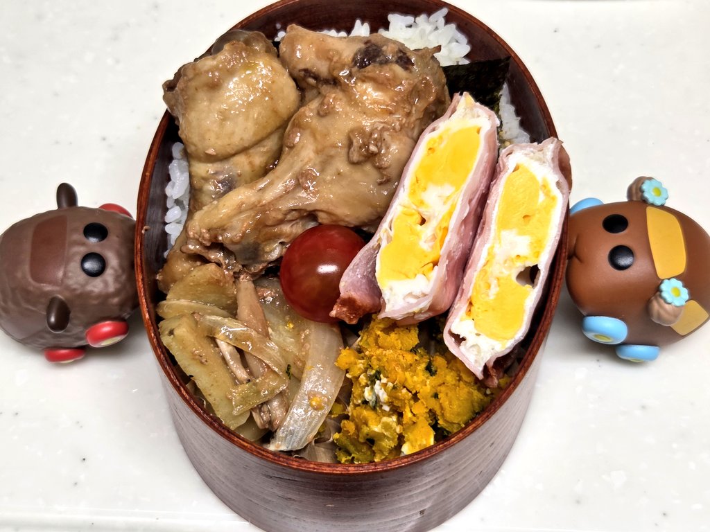 mokochan3850's tweet photo. 今日のお弁当。手羽元のオーブン焼き、ハムたまご、じゃがいもときのこの甘辛炒め、カボチャサラダ、プチトマト、冷凍ナポリタン。
#旦那弁当　#子ども弁当　#お弁当記録　#モルカー https://t.co/S3LCqKaS0I