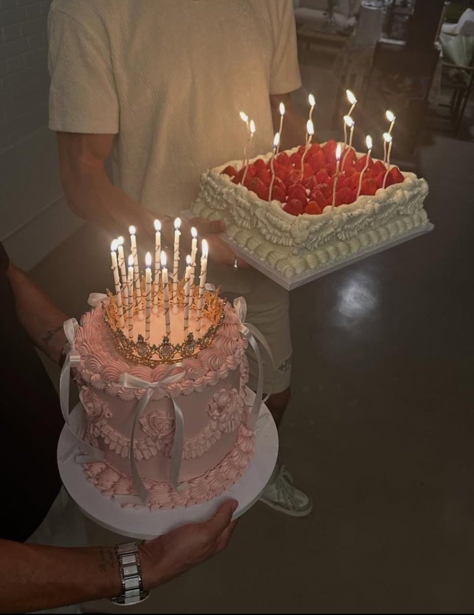 voydondebrillo's tweet photo. Y pensar que hace varios años, un año tuvo de tarta, dos plátanos, que vergüencita fue eso.... y ahora tiene lo que merece 😊🩷 https://t.co/dvxyM9P2ID