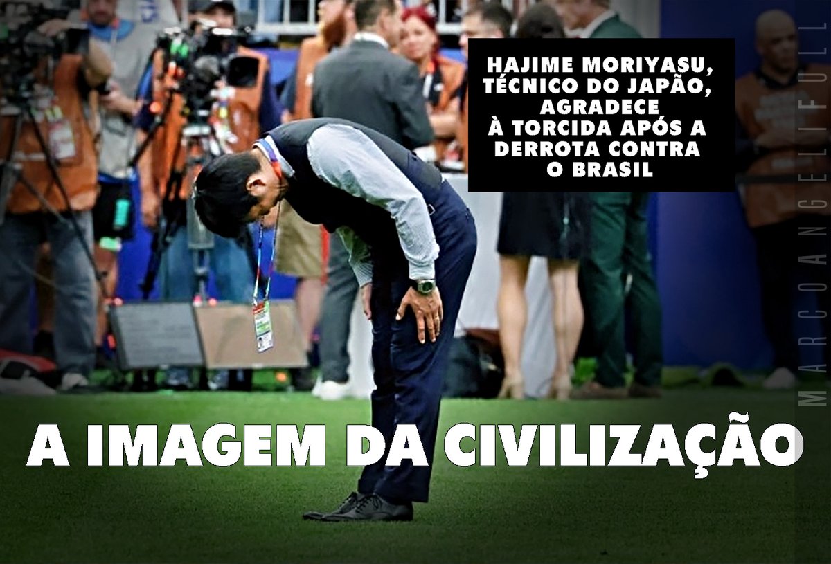 marcoangeli's tweet photo. O time do Japão poderia ser, como outros, apenas mais um que, depois de lutar bravamente, é eliminado da Copa do Mundo.
Muito mais que isso, o Japão deixa em sua despedida uma lição de dignidade e respeito ao esporte e ao mundo.
Uma lição de civilização.
Que não será esquecida.
O técnico japonês, Moriyasu, ao reunir os jogadores e se curvar em respeito a eles e à torcida, após a derrota contra o Brasil, criou uma imagem icônica raramente vista no mundo.
Uma imagem verdadeira.
Moriyasu assumiu toda a responsabilidade pela derrota e pediu desculpas aos jogadores e aos torcedores:
“Lamento profundamente não termos conseguido dar essa vitória a todos. 
Como treinador, sinto que a responsabilidade é minha e quero pedir desculpas." 
Virou exemplo de classe, liderança e respeito ao esporte, mesmo na derrota.
Depois, os torcedores japoneses fizeram sua parte, e, como de costume, limparam o estádio após o jogo.
Isso, sem dúvida, transcende em muito a derrota num jogo de futebol.

É a vitória -e a lição- de um povo civilizado.
