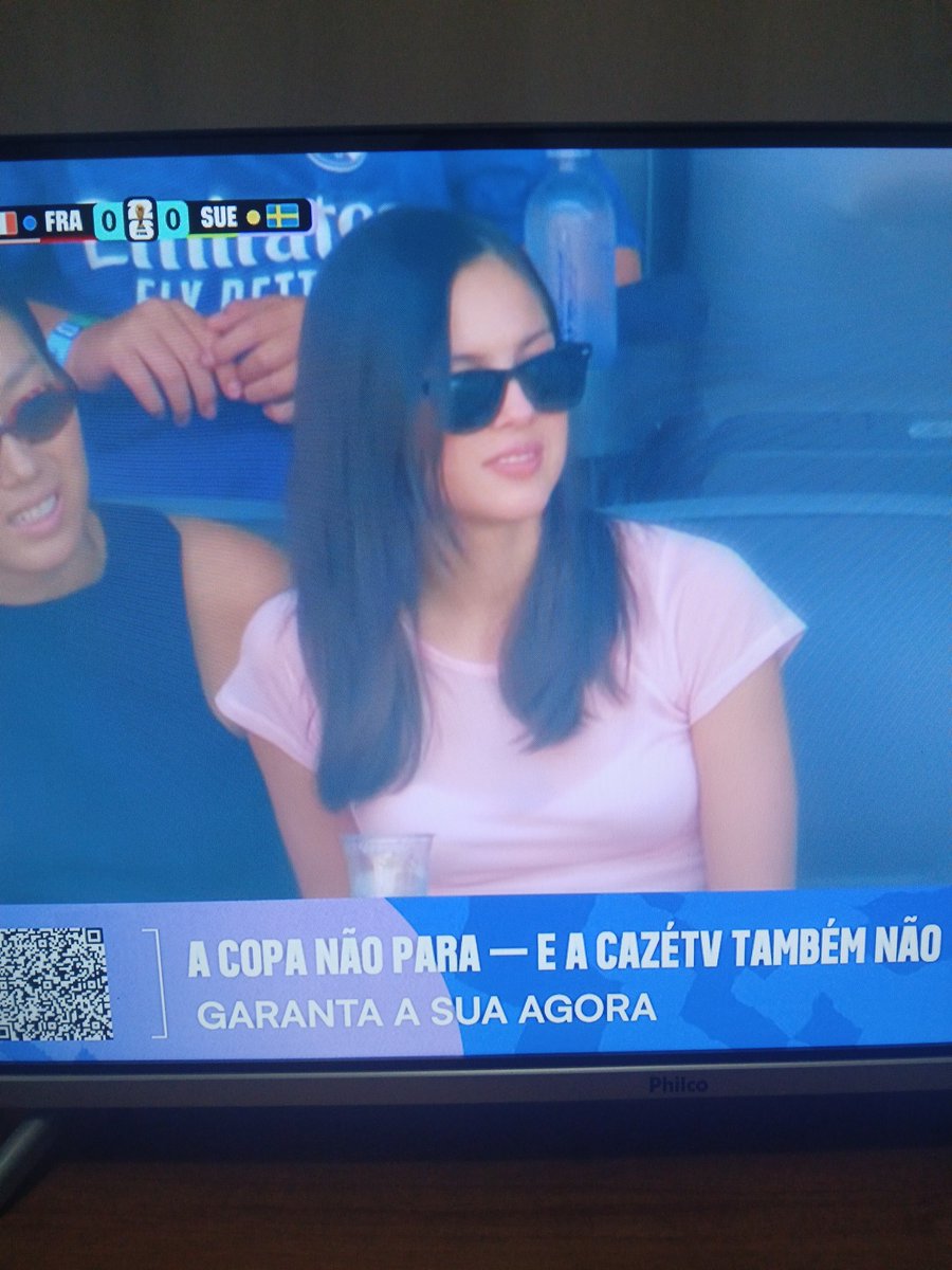atwdcoop's tweet photo. a olivia rodrigo do nada no jogo frança x suécia https://t.co/g7ozRLOa0q