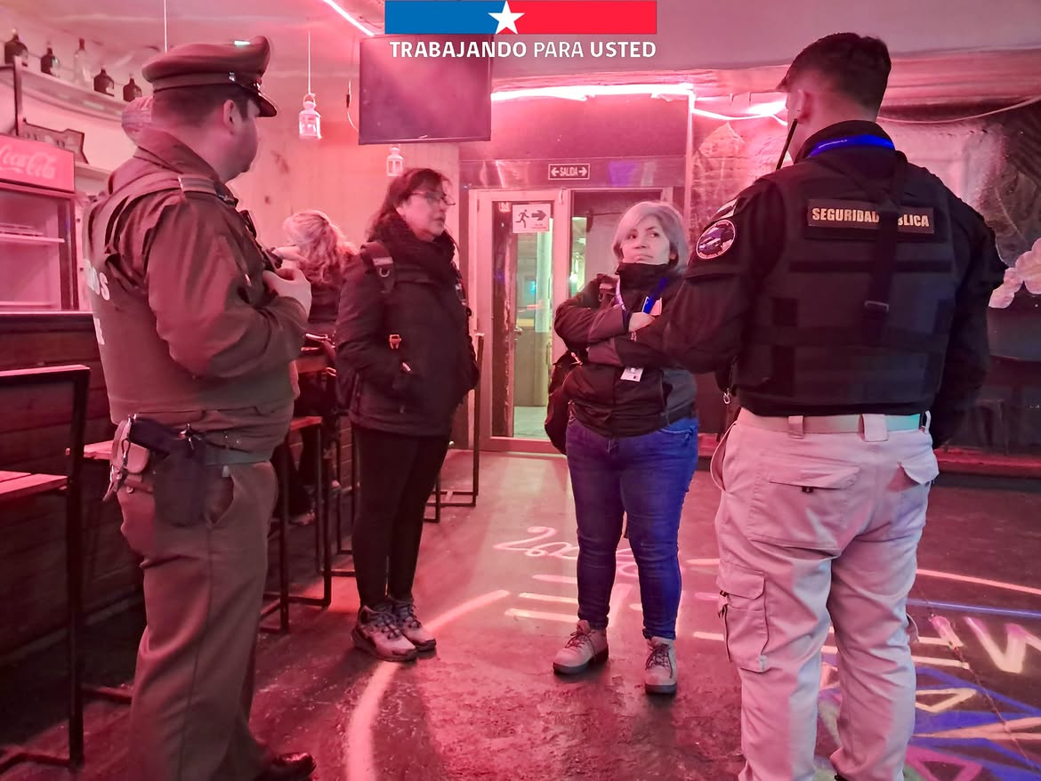 SeremiSalud_IX's tweet photo. 🚨 Con el objetivo de resguardar la salud de la población y verificar el cumplimiento de la normativa sanitaria vigente, equipos de la Seremi de Salud realizaron una fiscalización nocturna en la comuna de Villarrica, en coordinación con Seguridad Pública Municipal y Carabineros🤝 https://t.co/F2uhJKso8y