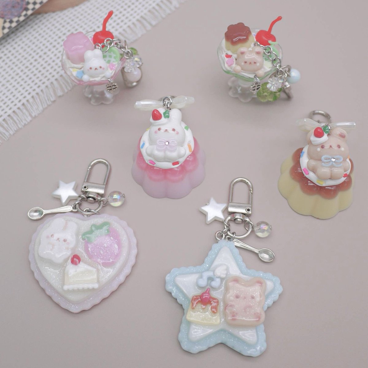 studio_haneul's tweet photo. スイーツキーホルダー新発売のお知らせ🧸

🗓️7月1日(水)20:00〜
🧺https://t.co/TcfRiuyDuJ

ハンドメイド作家mihi様コラボ🍒
数量限定なのでぜひお見逃しなく🫶🏻 https://t.co/8nfeG7U1tw
