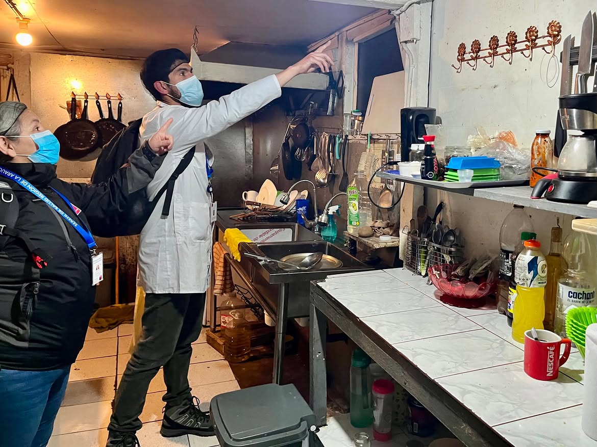 SeremiSalud_IX's tweet photo. 🚨 Con el objetivo de resguardar la salud de la población y verificar el cumplimiento de la normativa sanitaria vigente, equipos de la Seremi de Salud realizaron una fiscalización nocturna en la comuna de Villarrica, en coordinación con Seguridad Pública Municipal y Carabineros🤝 https://t.co/F2uhJKso8y