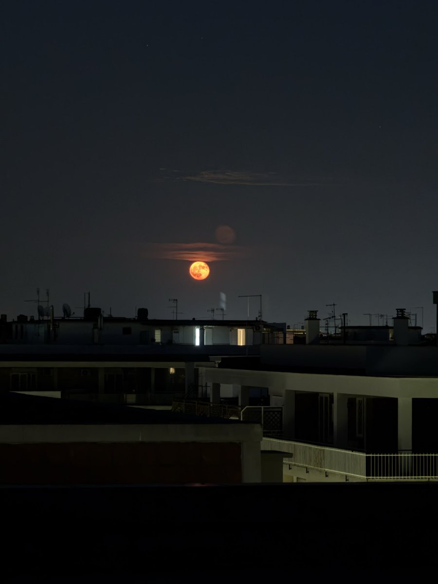 onryoo_'s tweet photo. strawberry moon 🌕 https://t.co/QcNqx3buxw