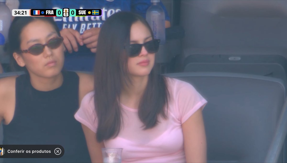 updateoliviabr's tweet photo. LINDA! Olivia Rodrigo assistindo a partida de França e Suécia na Copa do Mundo. https://t.co/NHa4ZlNgFQ