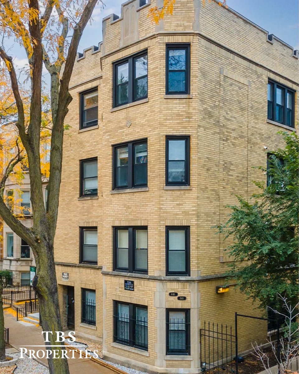 TBSProp's tweet photo. Live where classic Lake View charm meets modern comfort 🏙️✨

646–48 W Roscoe offers beautifully updated apartments with hardwood floors 🪵, stainless steel appliances 🍳, quartz countertops ✨, in-unit washer/dryer combos 🧺, updated bathrooms 🛁 and plenty of closet space 🧥 https://t.co/x3tyCJ4pIR