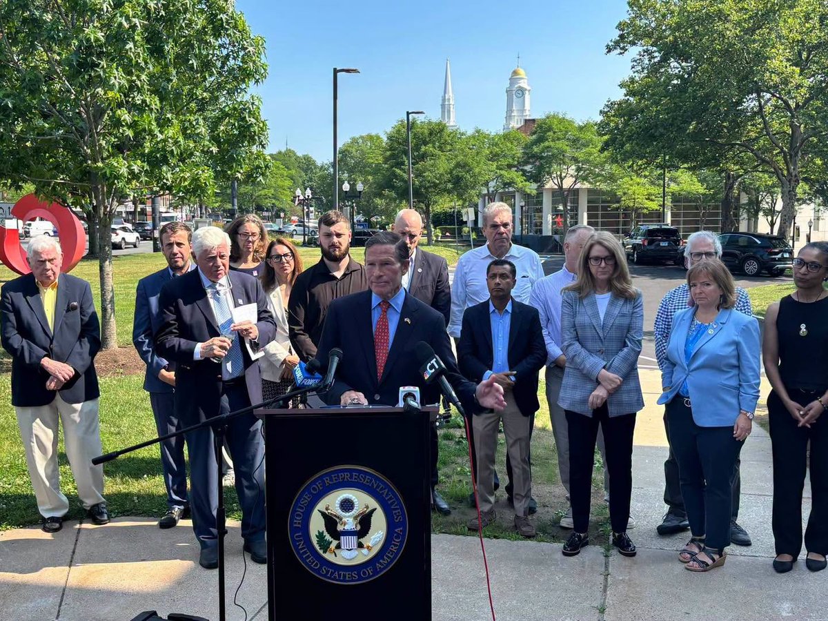 MDRahmanCT's tweet photo. Stood with @RepJohnLarson @SenBlumenthal calling for release of Seyo Cecunjanin in West Hartford. Hardworking immigrant who built businesses &amp; became a community pillar. As an immigrant myself, I know this story. We must stand up for those strengthening our communities. https://t.co/pHxwTMLwFE