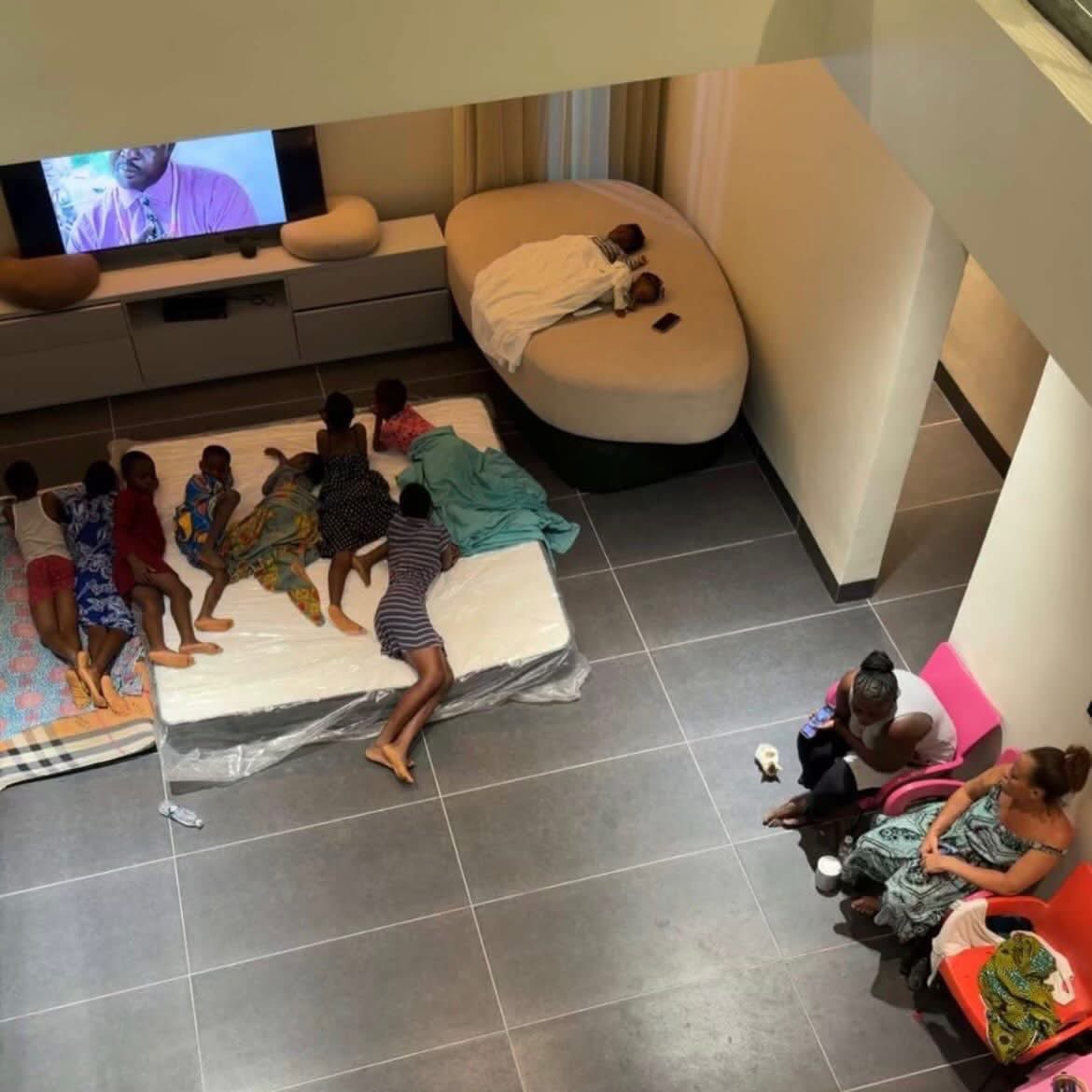 DzataOfficial's tweet photo. Ghanaian auto dealer CarBuddyGH opens his home to stranded children and affected mothers, offering them shelter after floodwaters destroyed their homes. https://t.co/Nz9PpaeoE3
