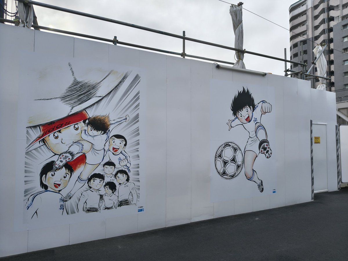 atatamaru's tweet photo. 京成立石駅と周辺は再開発中、#ベイブレード　#キャプテン翼
で葛飾区盛り上げ中 https://t.co/9mjrNDqZBE