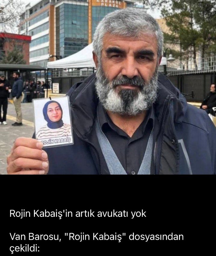 Rojbeyan44's tweet photo. Bir Baba. … 
elinde kızı'nın fotoğrafıyla yalnız bırakıldı . 
                kayıtlara geçsin .
. https://t.co/FfqOalUyNF