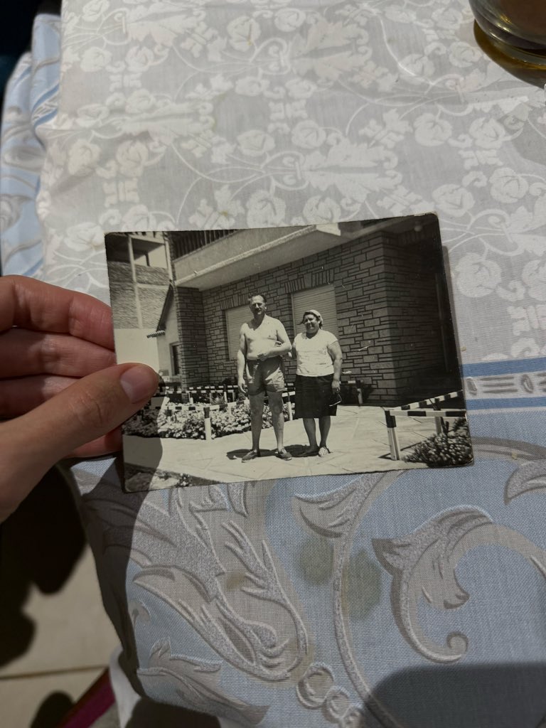 CamilaSolDeluca's tweet photo. Mi bisabuelo (1erafoto) era el mismísimo Adolf y mi abuelo (2da foto) era Tony soprano https://t.co/wWa1SlihAl