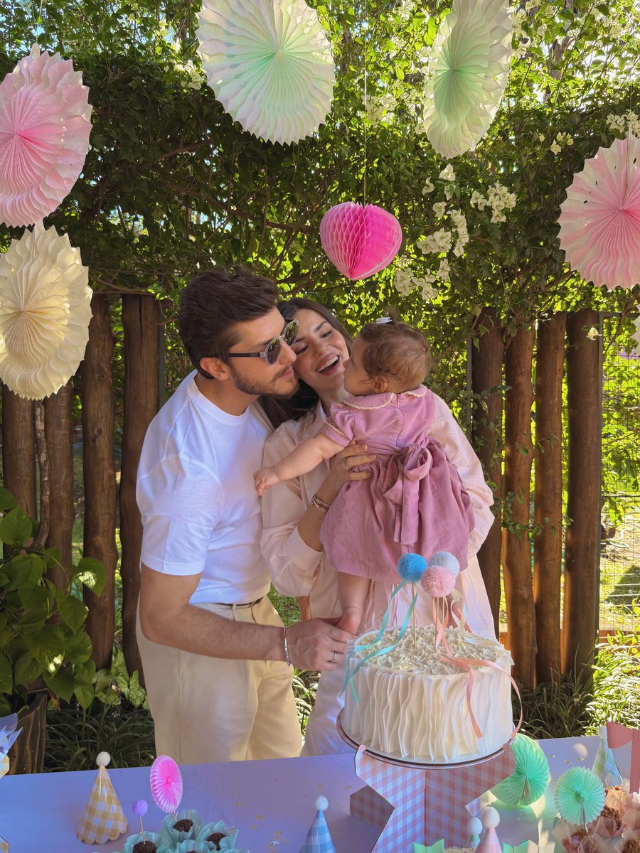 CamilaQDaily's tweet photo. ALERTA FOFURA! 😍 Camila Queiroz compartilhou fotos da comemoração do seu aniversário de 33 anos ao lado de Klebber Toledo e da primeira filha do casal, a pequena Clara. 🩷 https://t.co/8qUw9fmbpF