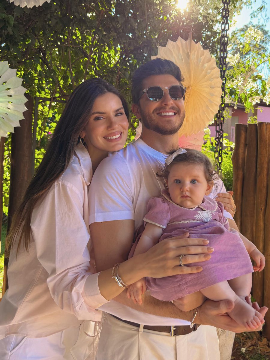 CamilaQDaily's tweet photo. ALERTA FOFURA! 😍 Camila Queiroz compartilhou fotos da comemoração do seu aniversário de 33 anos ao lado de Klebber Toledo e da primeira filha do casal, a pequena Clara. 🩷 https://t.co/8qUw9fmbpF