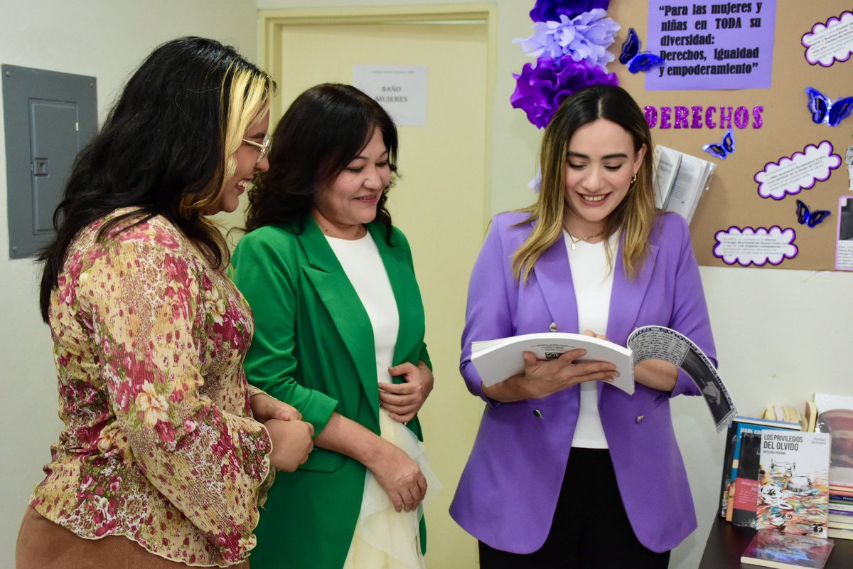 SEMUJERES_'s tweet photo. 📚 En un esfuerzo conjunto y gracias al valioso donativo del ISIC 📖, realizamos la entrega de material bibliográfico a la Unidad Local de Atención de Alturas del Sur 🏠, fortaleciendo así los espacios donde se brinda acompañamiento a mujeres y sus familias. https://t.co/M68BFyZu3s