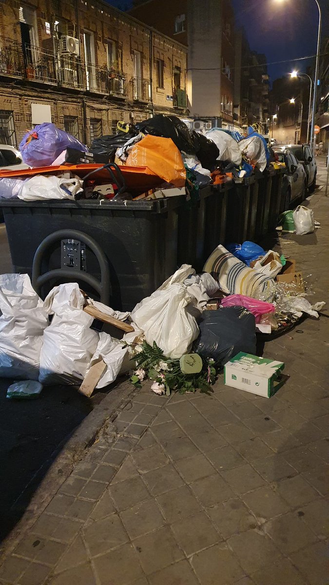 trasp_m's tweet photo. #Carabanchel, lleno de ratas, de plagas de cucarachas y a rebosar de basura.🥵 #Carabanchel también paga sus impuestos y por lo tanto, exige una buena gestión. 
#CarlosIzquierdoConsejal ¿no le da vergüenza ajena?Esto solo trae enfermedades. #PPCarabanchel #Municipalismo https://t.co/RoRuszwxYP
