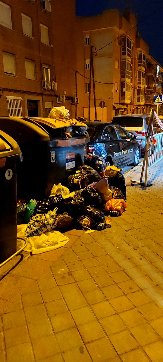 trasp_m's tweet photo. #Carabanchel, lleno de ratas, de plagas de cucarachas y a rebosar de basura.🥵 #Carabanchel también paga sus impuestos y por lo tanto, exige una buena gestión. 
#CarlosIzquierdoConsejal ¿no le da vergüenza ajena?Esto solo trae enfermedades. #PPCarabanchel #Municipalismo https://t.co/RoRuszwxYP