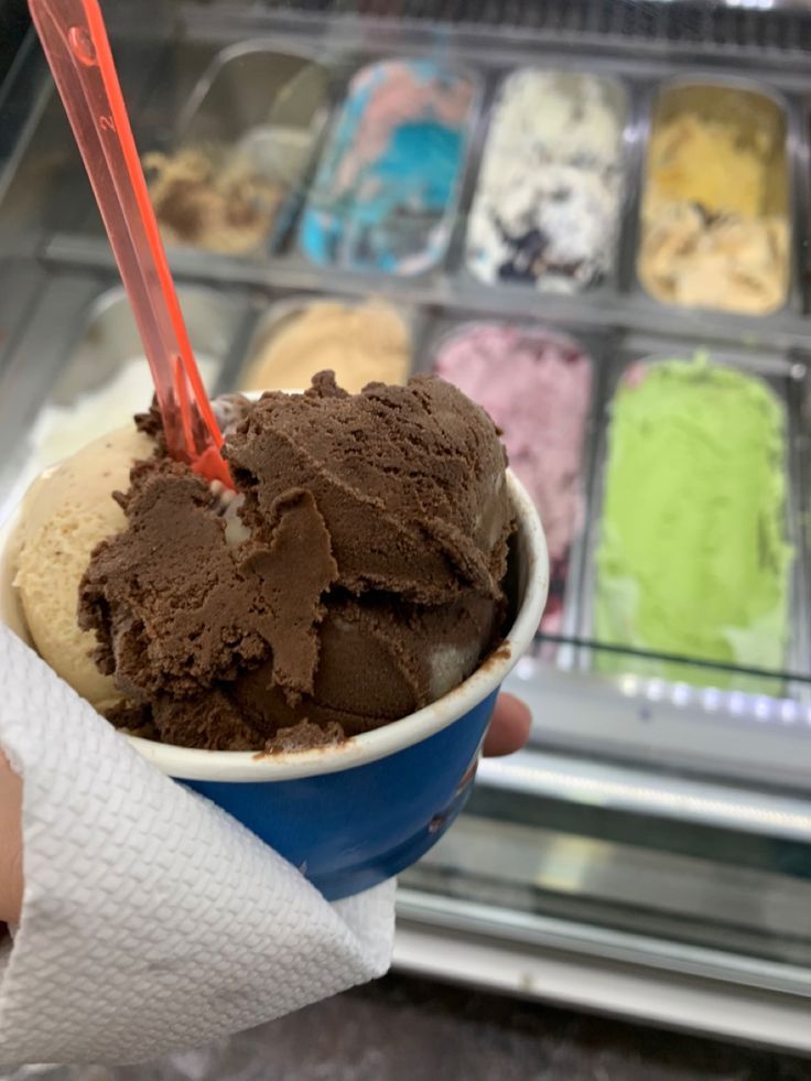 p8sjf's tweet photo. Night With my fav ice cream 🍨 https://t.co/XqEUe7ImSu