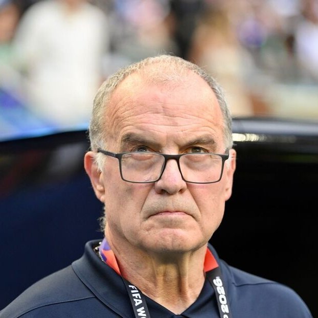 portalmvd's tweet photo. Bielsa en conferencia de prensa:

"A mí nunca me pasó que un jugador pidiera ser sustituido, y el motivo por el cual comunicara el deseo de abandonar el partido fuera el efecto en su ánimo de los errores cometidos. 
Muslera me dijo, que es una imprudencia que lo cuente, pero habla de su grandeza, que él estaba tan golpeado por el error que había cometido que prefería dejar de jugar porque las posibilidades del grupo estaban intactas y él no estaba en las mejores condiciones de cara a un segundo tiempo en el que aún habían cosas por conseguir"

Seguí la conferencia en vivo: https://t.co/SvwvcTbWLk