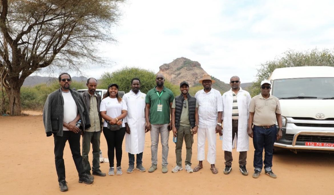 Ismalito5's tweet photo. A landmark moment for cross-border cooperation and livestock health.

Ambassador @cherinet_ today officially launched the synchronized cross-border vaccination campaign against priority Transboundary Animal Diseases (TADs) in Dugo Location, Wajir County (Kenya), and Baadyare https://t.co/PofUGKBgBy