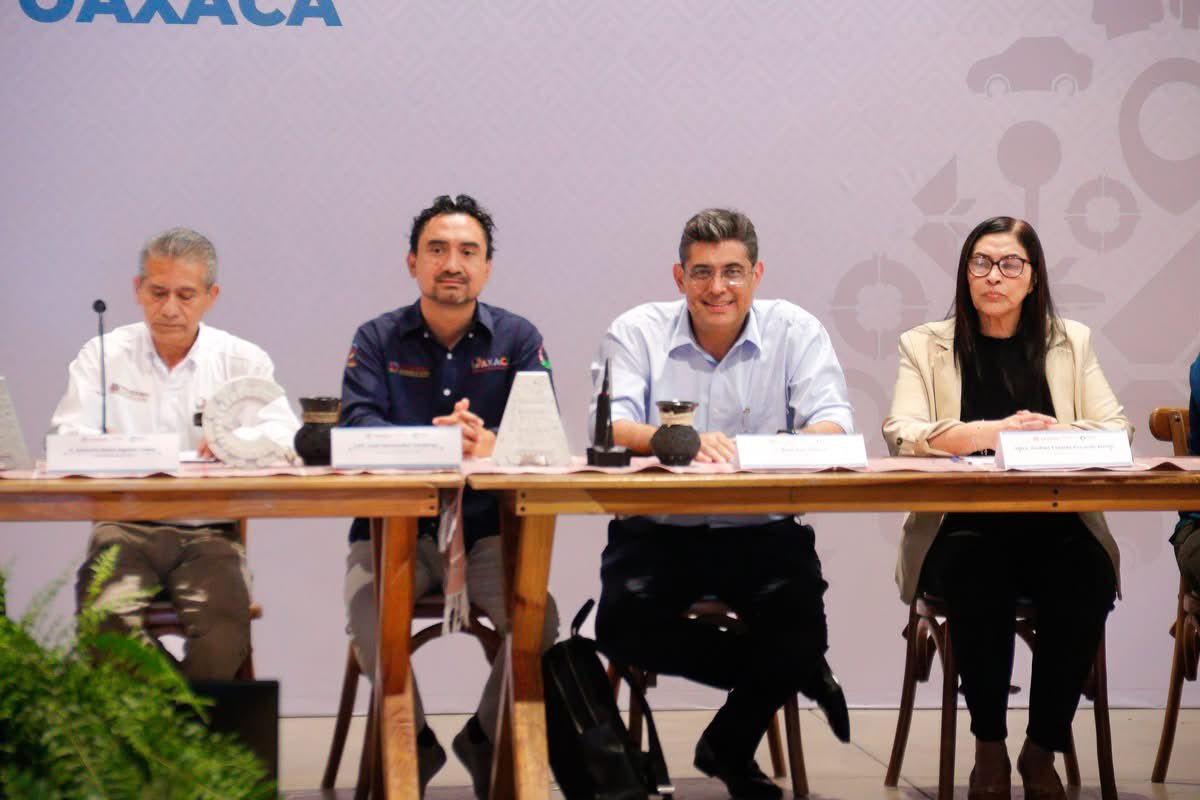 DesEconomicoOax's tweet photo. El titular de la SEDECO, @RaulRuizRobles tomó protesta como parte de la Junta de Gobierno del Observatorio Turístico del Estado de Oaxaca, un espacio que contribuirá a la generación de información estratégica para fortalecer el desarrollo turístico y económico de nuestro estado. https://t.co/xTcvchOltX