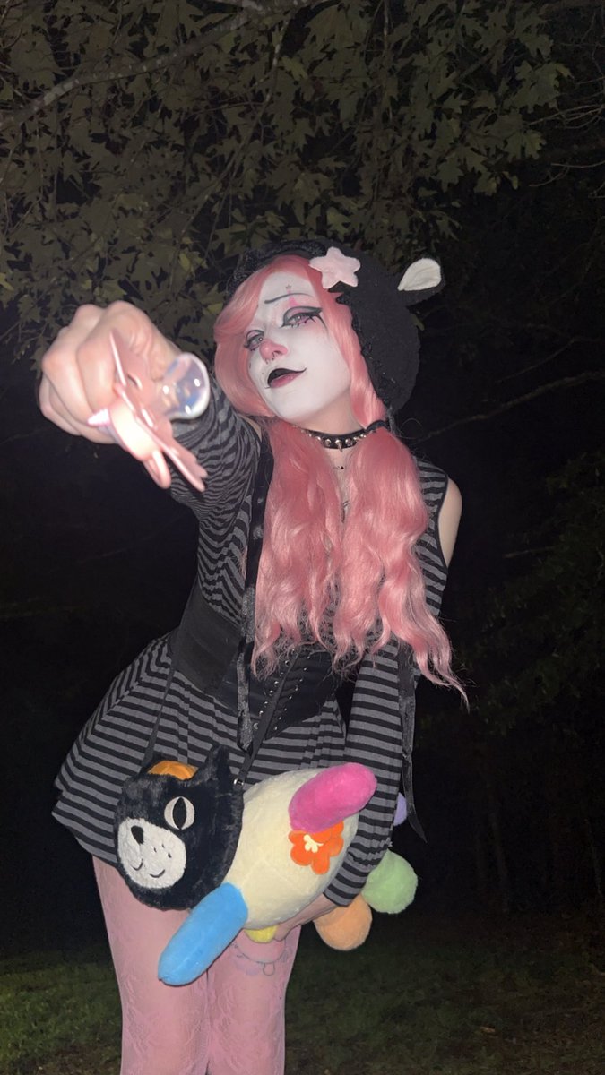 p0ttyprincess's tweet photo. ♡pen up , little one🖤 https://t.co/yWwuzxiGNy
