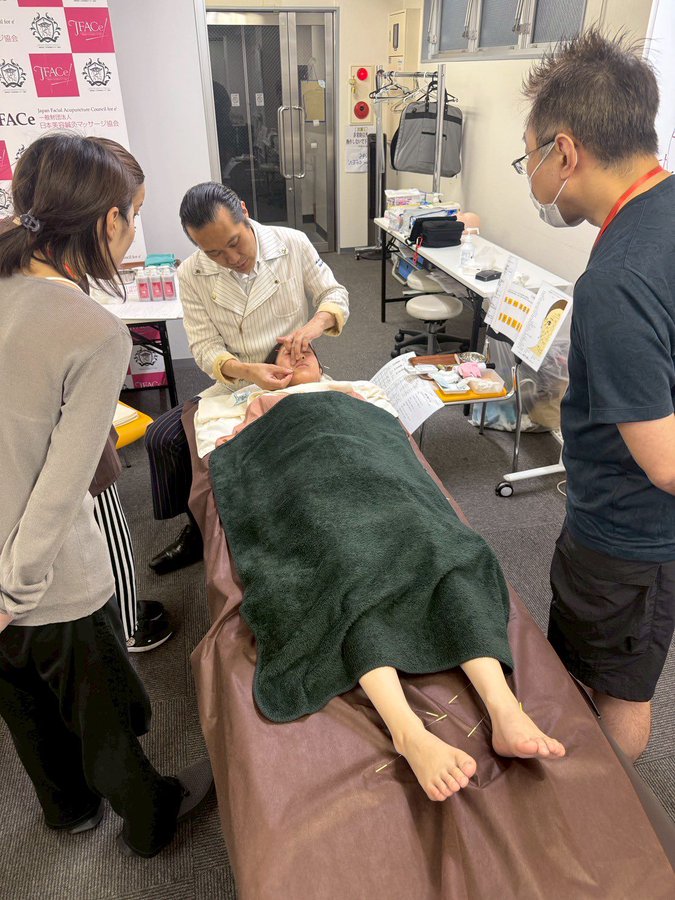 biyohari's tweet photo. 手足のツボ刺激で全身が変わる。全身調整必須の美容鍼、上田式美容鍼灸を習得する認定美容鍼灸師養成講座の3日目の様子。

本治(全身調整・自律神経調整)の重要性が丹田に響いてます。初日体調悪かった先生が元気になってきている。まさに本治力。

土台を整えて、さらに局所を攻める治療法、美容法を指導しています。
局所だけで済ませる、筋骨格だけの治療、それも大事なんだけど、同時に人と五パターンに分ける経絡治療と自律神経と免疫力、生命力を上げて、
12経絡12パターンに分けて、生体電流、生体磁場、エネルギー、波動を整える治療をすると  土台が整うのでとんでもない効果を出します

失明するかもの方が視力回復したり もう手術するしかないの方が手術不要にADL、QOLあがったり ミラクルは起きます。

東洋医学だと、そこ普通のことで、全然ミラクルじゃない。 普通なんだけど。

この可能性と技術に8割の鍼灸師が気付かず、できていない。
やばいなぁ。

セラピスト、整体師もできようになっているよ、経絡治療、奇経治療、三経絡治療、四経絡治療。

受講生が体感、患者さんもBefore After Beforeが体感できる再現性あるものを習得して、西洋医学の限界をカバーできたらと思います。