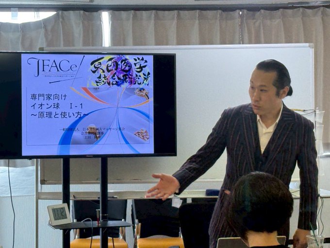 biyohari's tweet photo. 手足のツボ刺激で全身が変わる。全身調整必須の美容鍼、上田式美容鍼灸を習得する認定美容鍼灸師養成講座の3日目の様子。

本治(全身調整・自律神経調整)の重要性が丹田に響いてます。初日体調悪かった先生が元気になってきている。まさに本治力。

土台を整えて、さらに局所を攻める治療法、美容法を指導しています。
局所だけで済ませる、筋骨格だけの治療、それも大事なんだけど、同時に人と五パターンに分ける経絡治療と自律神経と免疫力、生命力を上げて、
12経絡12パターンに分けて、生体電流、生体磁場、エネルギー、波動を整える治療をすると  土台が整うのでとんでもない効果を出します

失明するかもの方が視力回復したり もう手術するしかないの方が手術不要にADL、QOLあがったり ミラクルは起きます。

東洋医学だと、そこ普通のことで、全然ミラクルじゃない。 普通なんだけど。

この可能性と技術に8割の鍼灸師が気付かず、できていない。
やばいなぁ。

セラピスト、整体師もできようになっているよ、経絡治療、奇経治療、三経絡治療、四経絡治療。

受講生が体感、患者さんもBefore After Beforeが体感できる再現性あるものを習得して、西洋医学の限界をカバーできたらと思います。