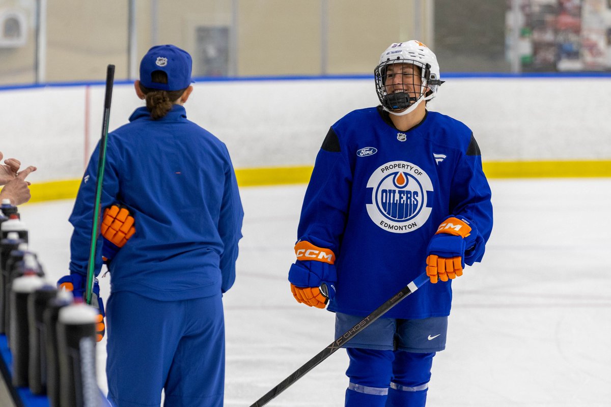GopherWHockey's tweet photo. Checking in on our #Gophers at Dev Camp 🟠🔵

📸 @EdmontonOilers / Michela Naccarato

#GWH | #SkiUMah https://t.co/c9d2SQDgD1