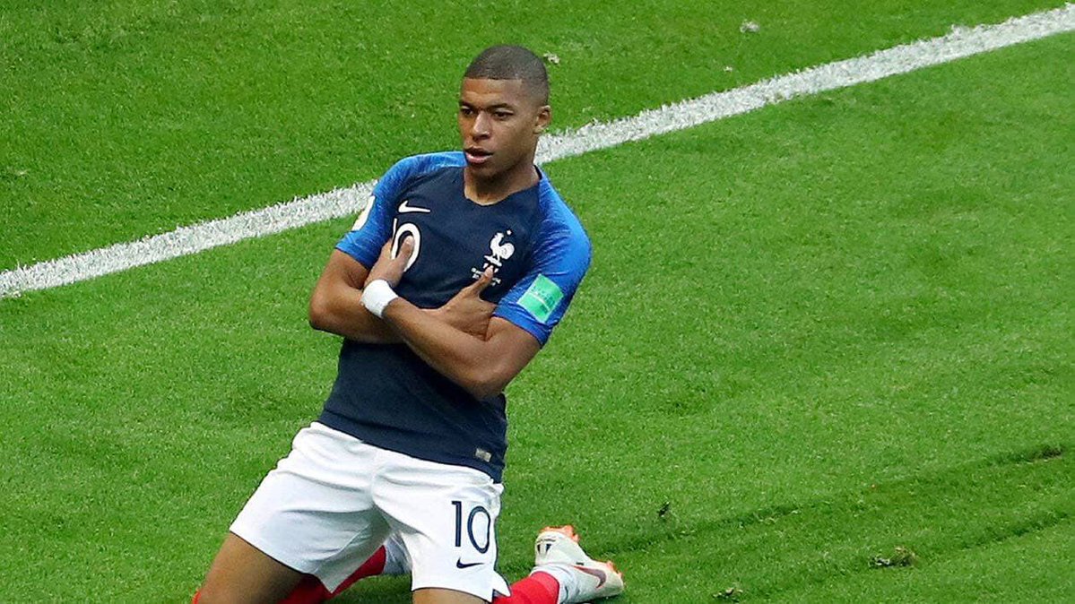_BeFootball's tweet photo. 🚨💣 KYLIAN MBAPPÉ 🇫🇷 REVIENT À 1 BUTS DE MESSI 🇦🇷 !!!! 🌍😱

1️⃣🇦🇷 Messi : 19 ⚽️ en 29 matchs 
2️⃣🇫🇷 Mbappé : 18 ⚽️ en 18 matchs 
3️⃣🇩🇪 Klose : 16 ⚽️ en 24 matchs
4️⃣🇧🇷 R9 : 15 ⚽️ en 19 matchs
5️⃣🇩🇪 Gerd Müller : 14 ⚽️ en 13 matchs
6️⃣🇫🇷 Fontaine : 13 ⚽️ en 6 matchs 
7️⃣🇧🇷 Pelé : 12 ⚽️ en 14 matchs