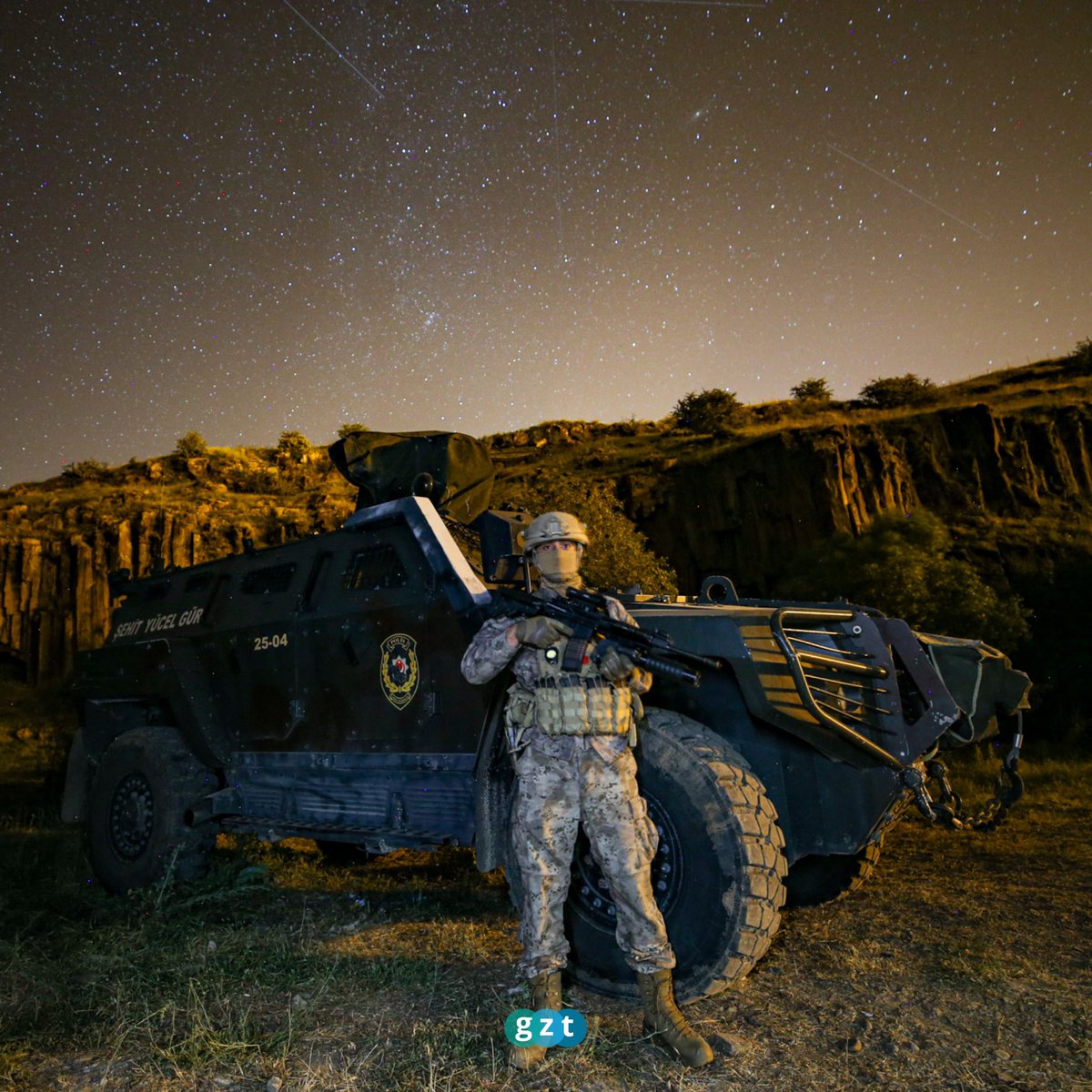 gztcom's tweet photo. 🇹🇷 Anlık | Erzurum’da yıldızlı gece ve nöbetteki Polis Özel Harekat’ımız 🫡

📸 AA https://t.co/yc2qfVcjAo