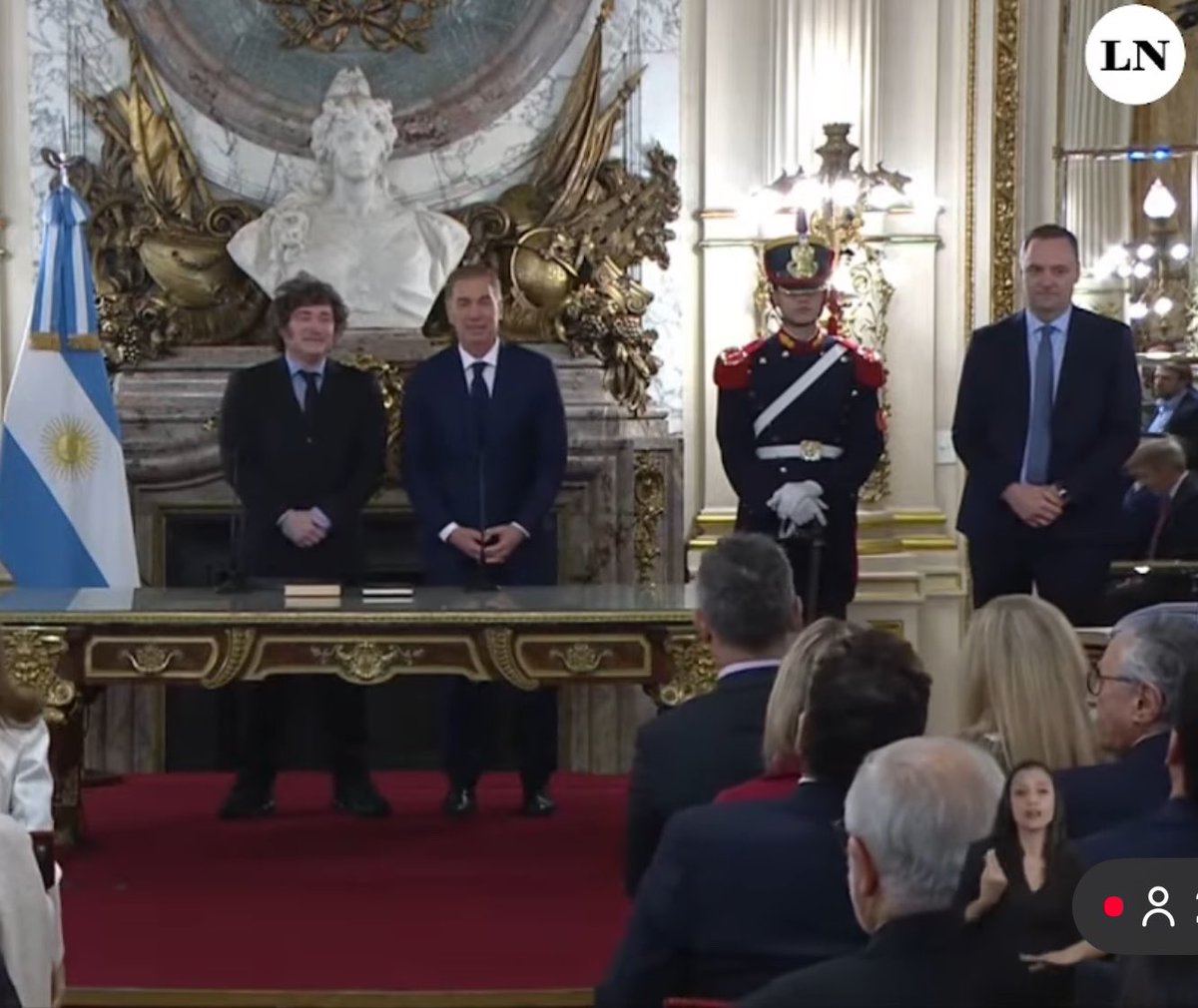 Joepsi's tweet photo. Echaron a Adorni porque les hundía el gobierno, no porque les molestara que robe. https://t.co/ahYgwLb5XJ