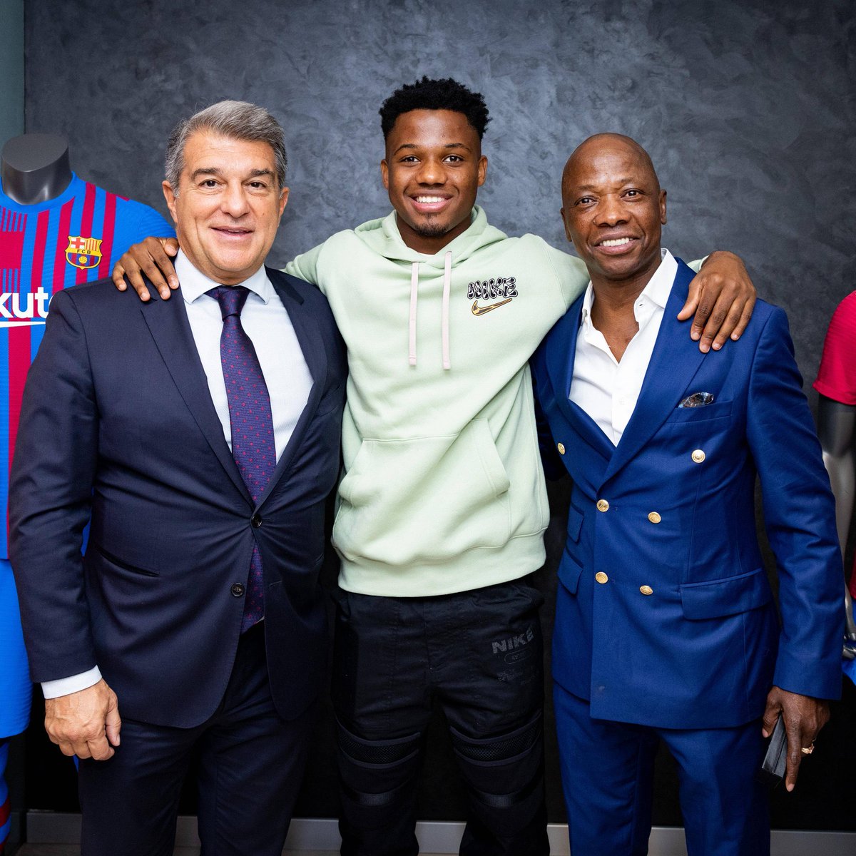BarcaNewsFRA's tweet photo. 🚨🗣️ Bori Fati (le père d’Ansu Fati) : « Hansi Flick n’a jamais parlé à Ansu, et rien ne s’est passé qui aurait pu changer sa décision de partir. Aujourd’hui, l’accord a été finalisé après que tous les détails ont été convenus. Nous attendions simplement le retour de Deco de ses vacances au Brésil, c’est pourquoi l’opération a été retardée. »