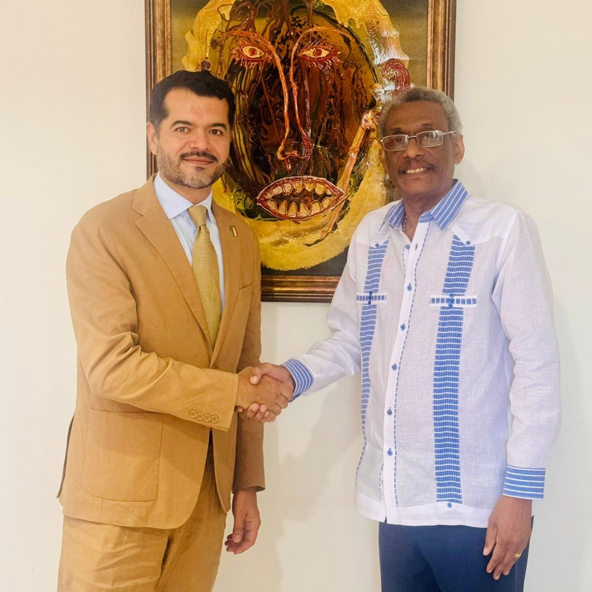 jjcisnerosch's tweet photo. Sous le regard pénétrant de ce #Frankétienne, j’ai eu un échange très productif avec M. Emmanuel Ménard, min. de la Culture et de la Communication d’Haïti. Nous sommes convenus d’explorer de nouvelles pistes de coopération pour la protection du patrimoine culturel et artistique https://t.co/03ZGijbs5c