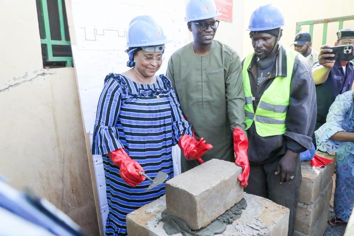 Umrss_Mali's tweet photo. 🇲🇱 L’UMRSS, la PPM et le @WFP ont posé la 1ère pierre de 2 entrepôts modernes de stockage de produits de santé à Kanadjiguila, Bamako.

1 325 622 103 FCFA pour sécuriser l’accès aux soins.

🔗 Détails sur LinkedIn 👇
[https://t.co/EQbKTfIRn4]

#UMRSS #Mali #FondsMondial #PPM https://t.co/ZBjDfJH6QS