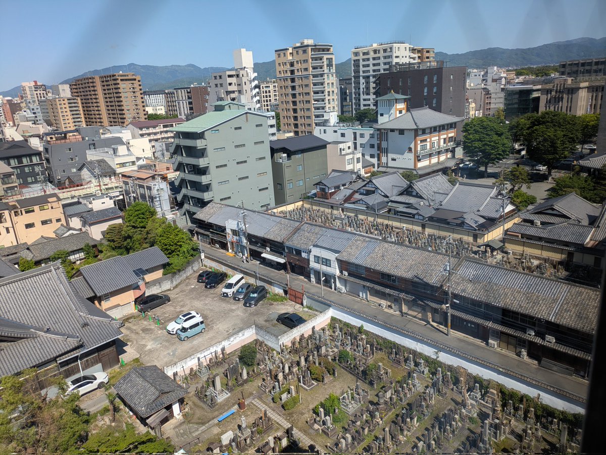 chika814814's tweet photo. 三条のホテルからの写真なのですが、商店街、お寺、お墓、オフィスビル、ホテル、住宅が一緒になっている😳
バラバラに思えるものが、自然と同居してるのが不思議
東京にはこんなところがないなーと思う
＃三条 ＃京都 https://t.co/WzVFz3pGbk