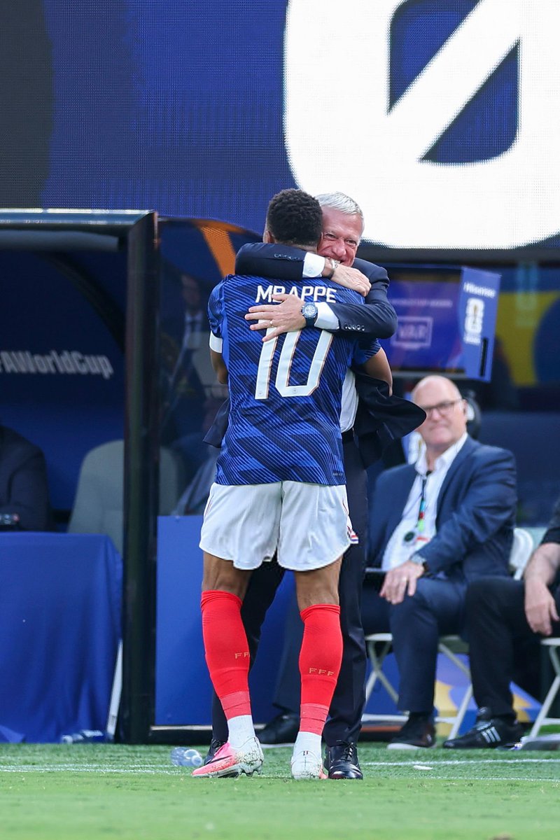 lnstantFoot's tweet photo. Kylian Mbappé a célébré son but dans les bras de Didier Deschamps. 🇫🇷❤️ https://t.co/1mulk7sxc6