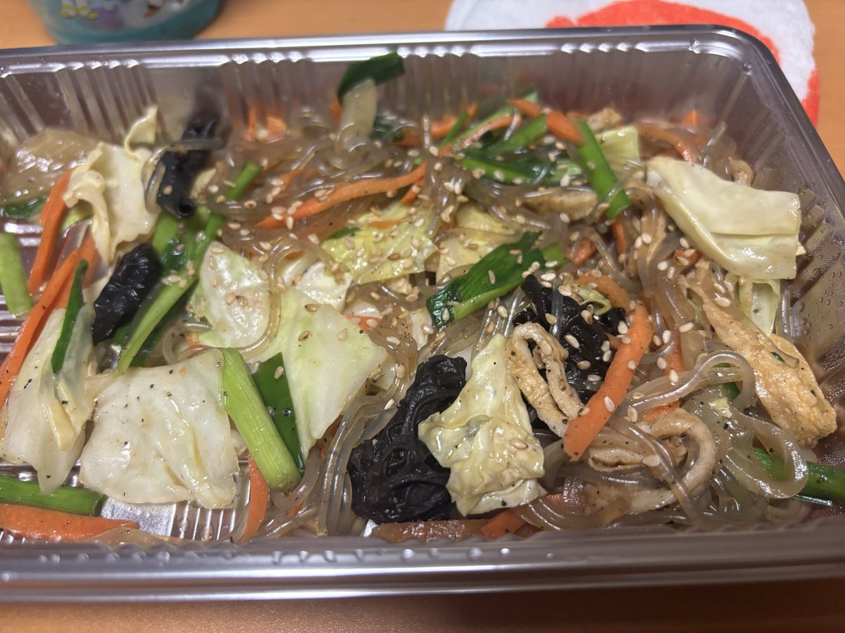 metcochan's tweet photo. 東中野本通りのサマーセール レシートラリーのためにせっせとレシートを集めています☺️
民俗村さんでテイクアウト！
チャプチェとキムマリティギムという春雨の海苔巻き天ぷら(共にハーフ)
キムマリティギム初めて食べた！
オレンジのお塩つけて食べるの美味しい🤤わくわくする😋

#毎日中野区
#東中野 https://t.co/UMPZYKcc5Q