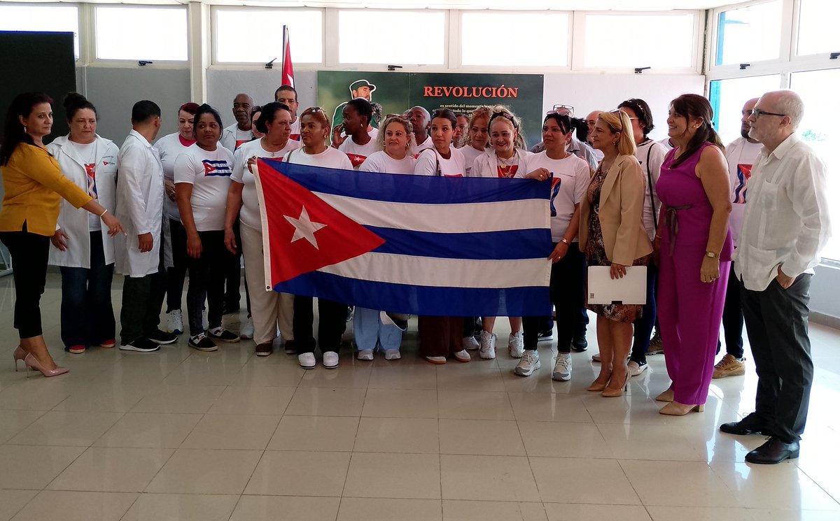 TaniaMCruzHdez's tweet photo. 🇨🇺 Recibimos a los 1ros colaboradores de la Brigada Médica que laboraba en Guatemala, en el Aeropuerto Internacional José Martí.
Con la satisfacción del deber cumplido y el agradecimiento de los hermanos guatemaltecos, llegan hoy.
¡Les abrazamos y felicitamos!.

#CubaPorLaVida https://t.co/mX9KDAMLvk