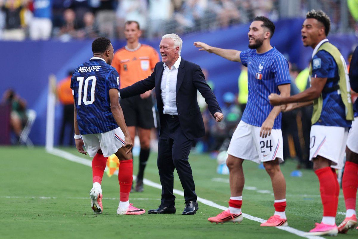 lnstantFoot's tweet photo. Kylian Mbappé a célébré son but dans les bras de Didier Deschamps. 🇫🇷❤️ https://t.co/1mulk7sxc6