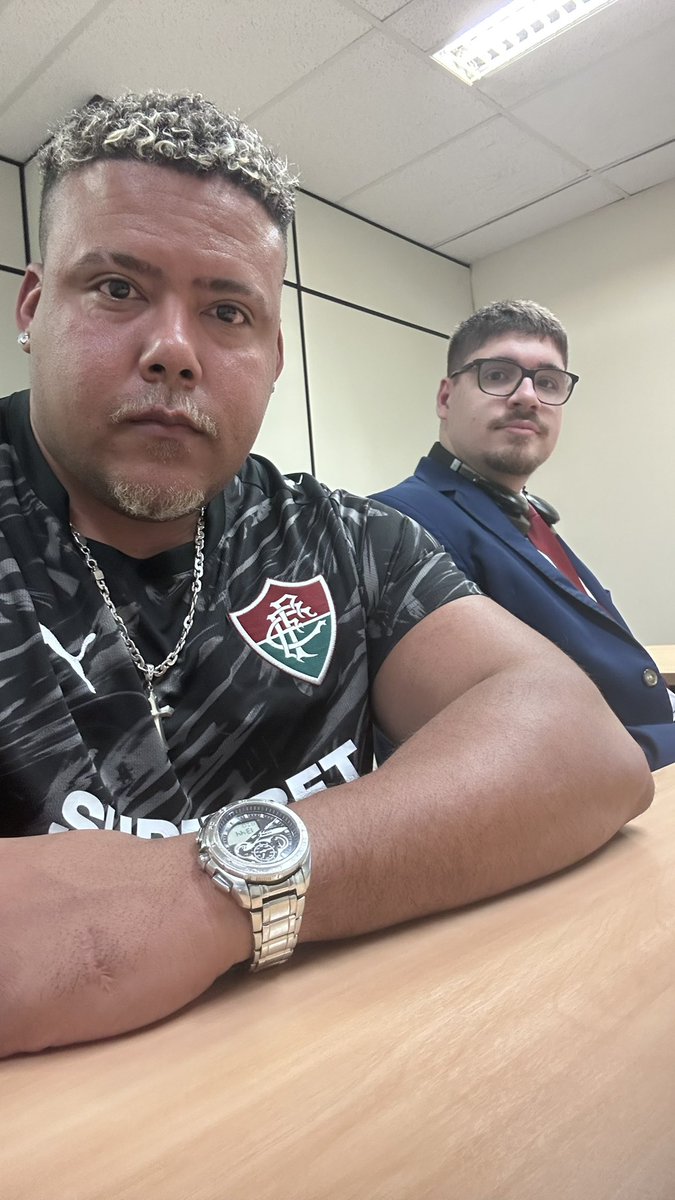 jttricolor9's tweet photo. Olha como eu fiquei na frente do juíz lá no foram na audiência do mesmo jeito que sempre fico de camisa do Fluminense e cordão pra fora e de brinco na orelha com bigode loiro e cabelo de reflexo,nunca irei fingir algo que eu não seja 😉✌🏽 https://t.co/Z2bVKT7MHA