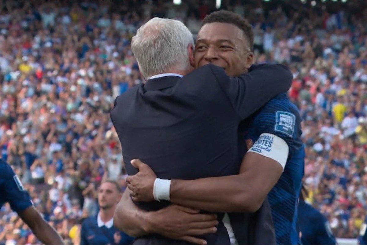 emilielopez's tweet photo. Le câlin de Kylian à DD et la célébration collective on est d’accord qu’on a tous les larmes aux yeux ? #FRASWE #FRASUE https://t.co/PvmDHOaSnC