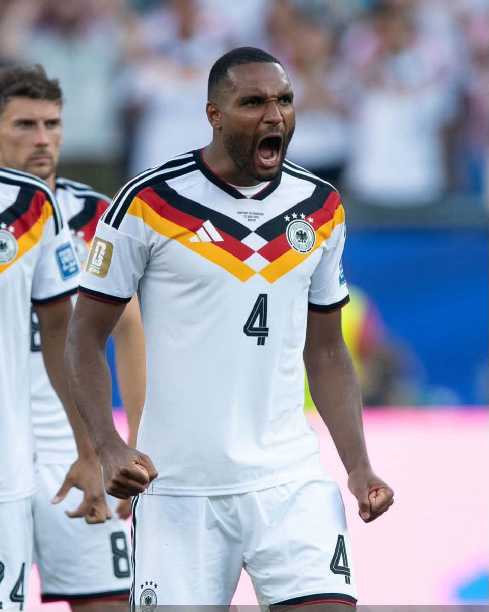 Mundo_MadridCF's tweet photo. ES LO QUE UN HOMBRE HACE 👏

Jonathan Tah nos dio una leccion

Llegó el sexto penal de la tanda, Kimmich voltea a ver a Goretzka y dice que no, voltea a ver a Brown y lo mismo, todos estan muertos de miedo 

En ese momento Tah agarra el balon, Kimmich ni se lo habia pedido. Tah no se veia muy seguro ya que NUNCA antes en su vida habia cobrado un penal a nivel profesional, pero aun asi iba decido a tirarlo. Falló el penal

Pero a diferencia de Goreztka y Brown, no se quedó con el “¿que hubiera pasado si tomaba el balon?” 

El unico que nunca falla no el exitoso, es el que nunca lo intenta