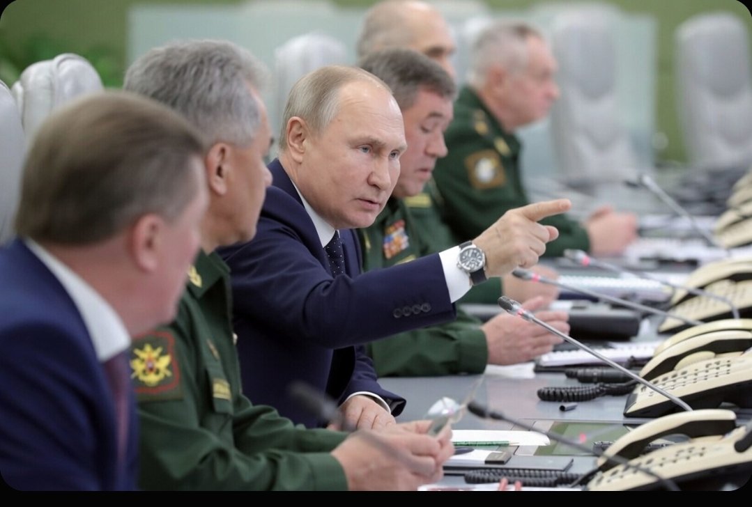 Globalsurv's tweet photo. 🇺🇦🇷🇺Ukraine warns President Putin Ordered  Russian Generals to Plan Kyiv Offensive Options

Ukraine’s top general, Oleksandr Syrskyi, says Putin has told the Russian General Staff to study different ways to attack and possibly seize Kyiv, including using Belarus as a base.

 However, Syrskyi doubts Lukashenko will allow it again. He sees the more realistic short-term threat as a Russian offensive from Bryansk region (Russia) toward Chernihiv to pull Ukrainian troops away from other fronts. Ukraine is preparing for these possibilities