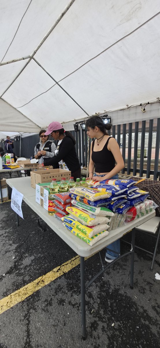 Comunidad_UNAM's tweet photo. Sigamos sumando esfuerzos para apoyar a nuestros hermanos venezolanos.
Gracias por su solidaridad. El Centro de Acopio UNAM estará abierto hasta el 2 de julio, de 10:00 a 18:00 h, en el Estadio Olímpico Universitario, puerta 8.
#ComunidadSolidaria #UNAMSolidaria #ComunidadUNAM https://t.co/1JkUKexLAJ